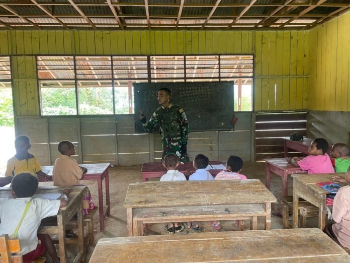 Satgas Yonif 126/KC Pos Kalikao Mengajak Anak-Anak SD YPPK Santo Sidorus Waropko Belajar dengan Ceria Satgas Yonif 126/KC Pos Kalikao Mengajak Anak-Anak SD YPPK Santo Sidorus Waropko Belajar dengan Ceria