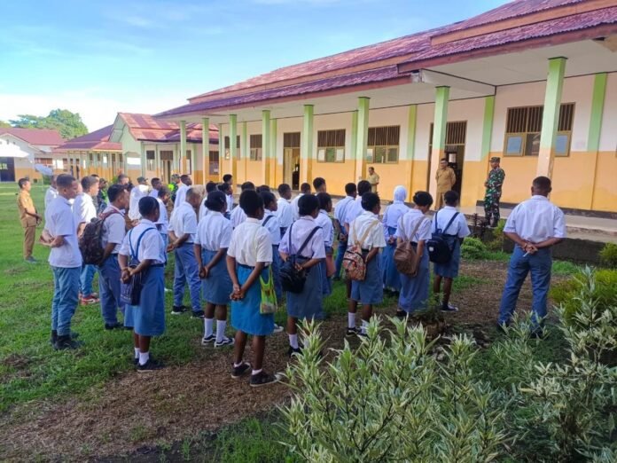 Generasi Muda Cinta Tanah Air: Satgas TMMD 126 Gelar Penyuluhan di SMK N 1 Yembun Generasi Muda Cinta Tanah Air: Satgas TMMD 126 Gelar Penyuluhan di SMK N 1 Yembun