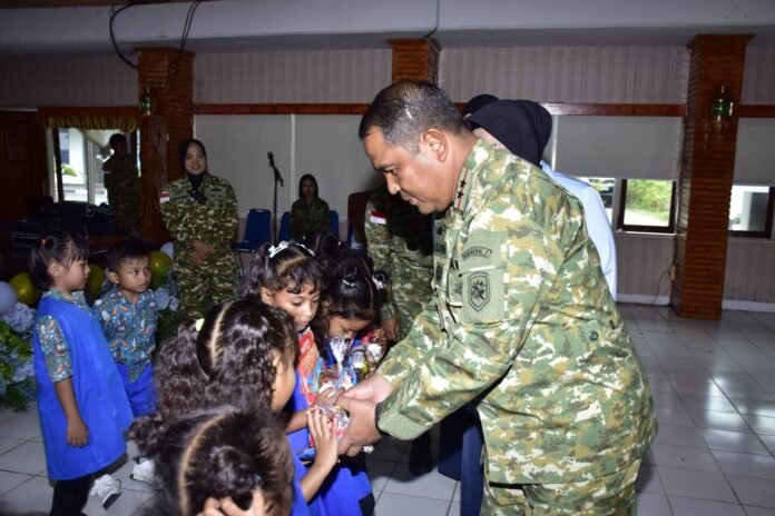 Momen Haru: Dankodaeral dan Makan Satu Piring Berdua dengan Siswa TK Hangtuah Jayapura
